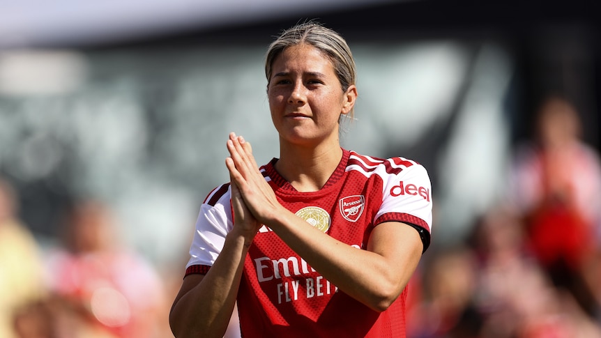 Matildas star receives rousing welcome in return after mother's death