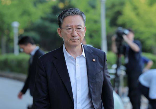 Lee Accepts Justice Minister’s Resignation