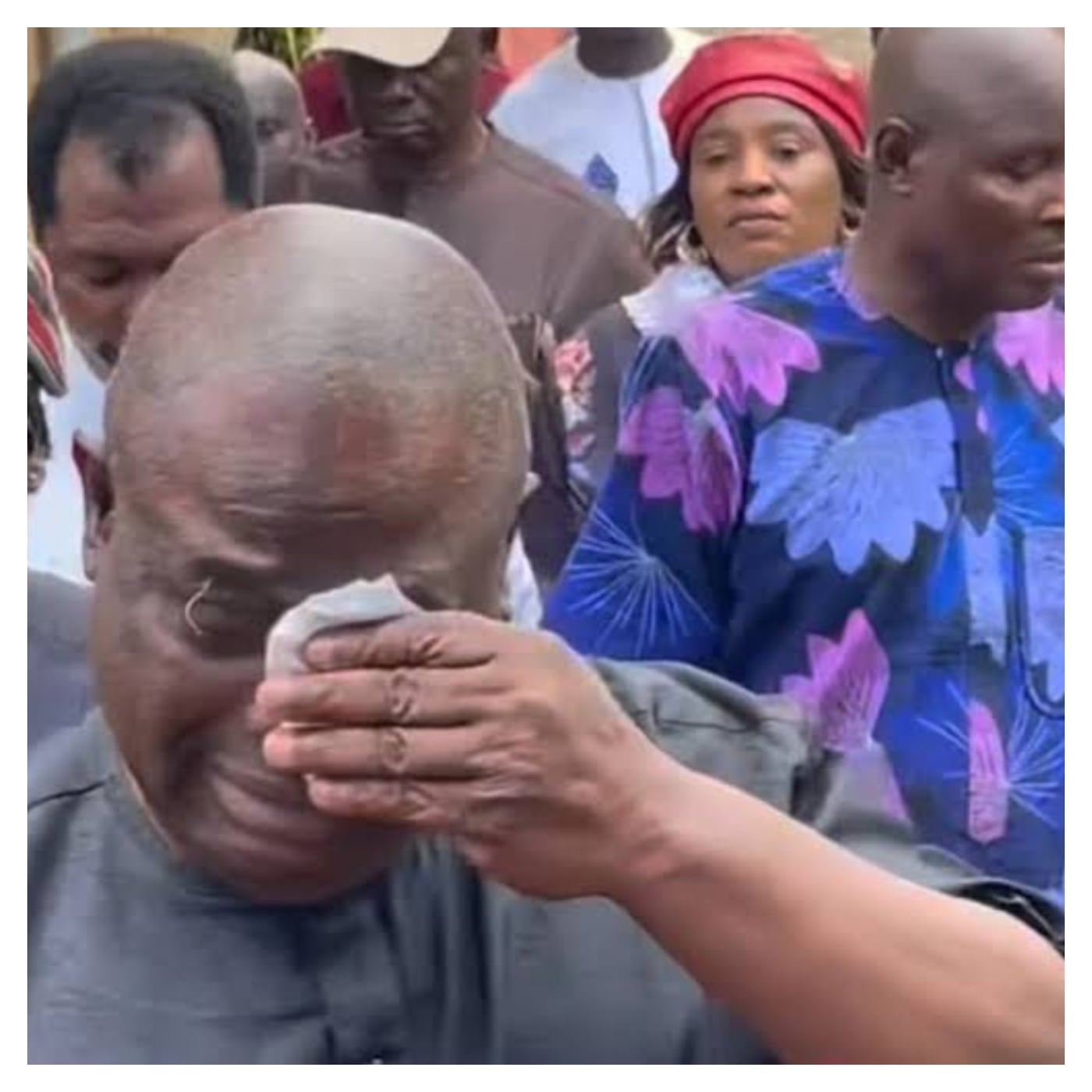 Taiwo Hassan: Yinka Quadri breaks down in tears at Ogogo’s burial [VIDEO]