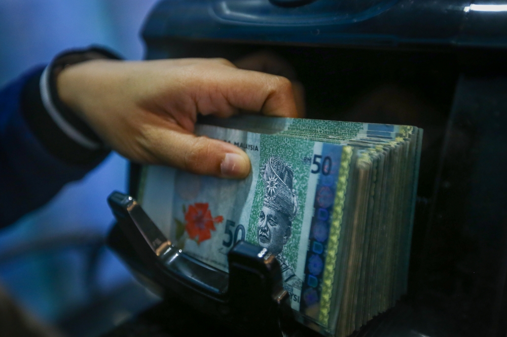 Ringgit slips as markets weigh US ‘economic D‑Day’ threat and Jackson Hole risks