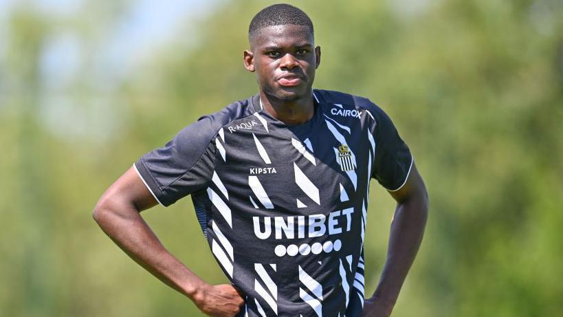 Aberdeen sign forward Ntelo on initial two-year deal