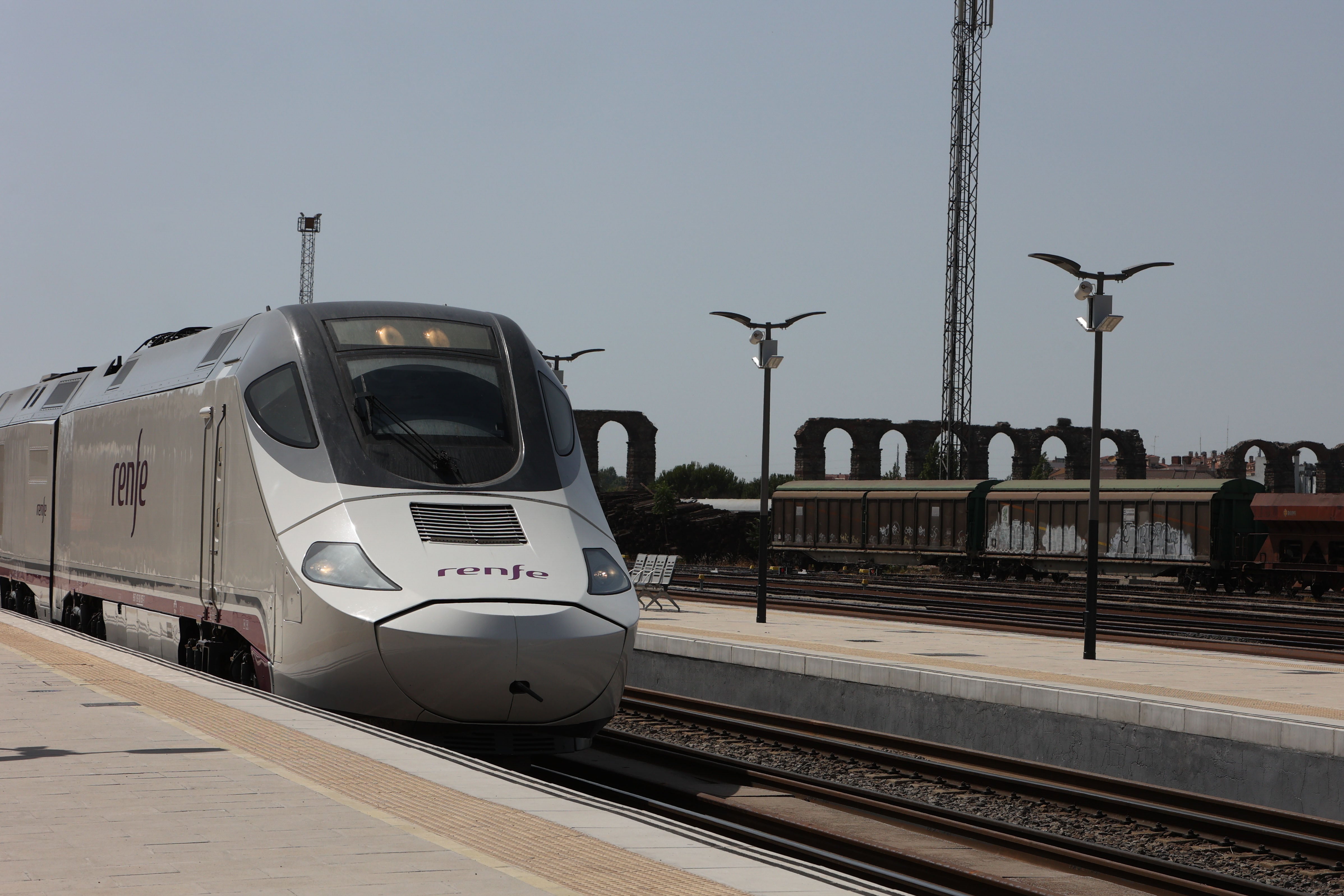 The fatal run-over of a person in Talavera de la Reina causes the cutting of the Madrid-Extremadura train line