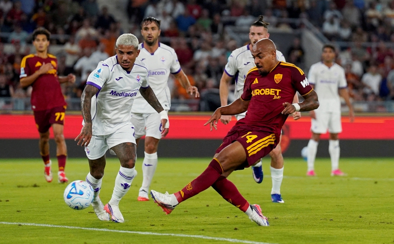 Malen treble fires Roma to top of Serie A