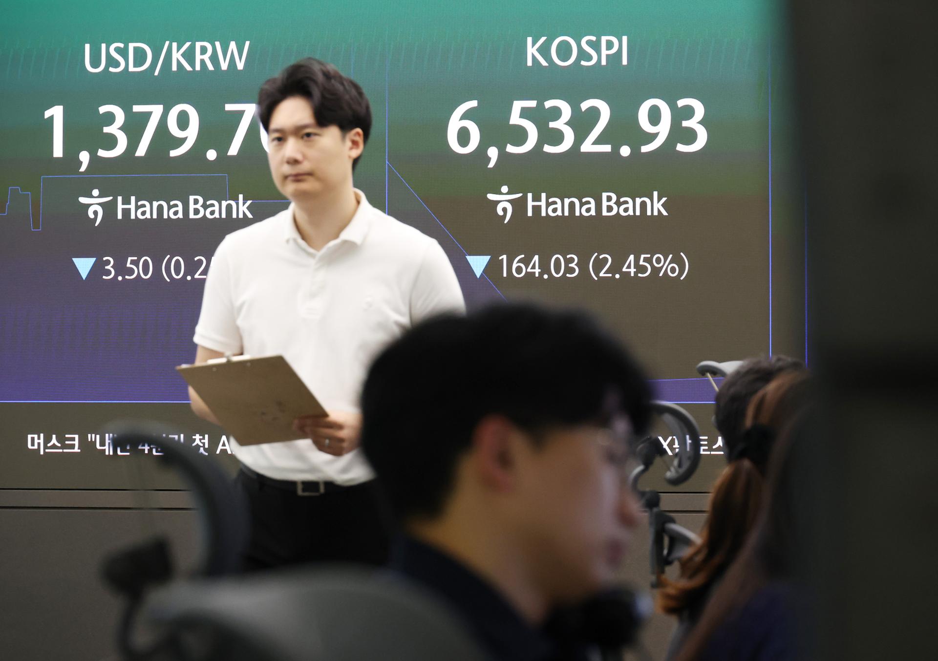Seoul stocks open sharply lower on tech selloff