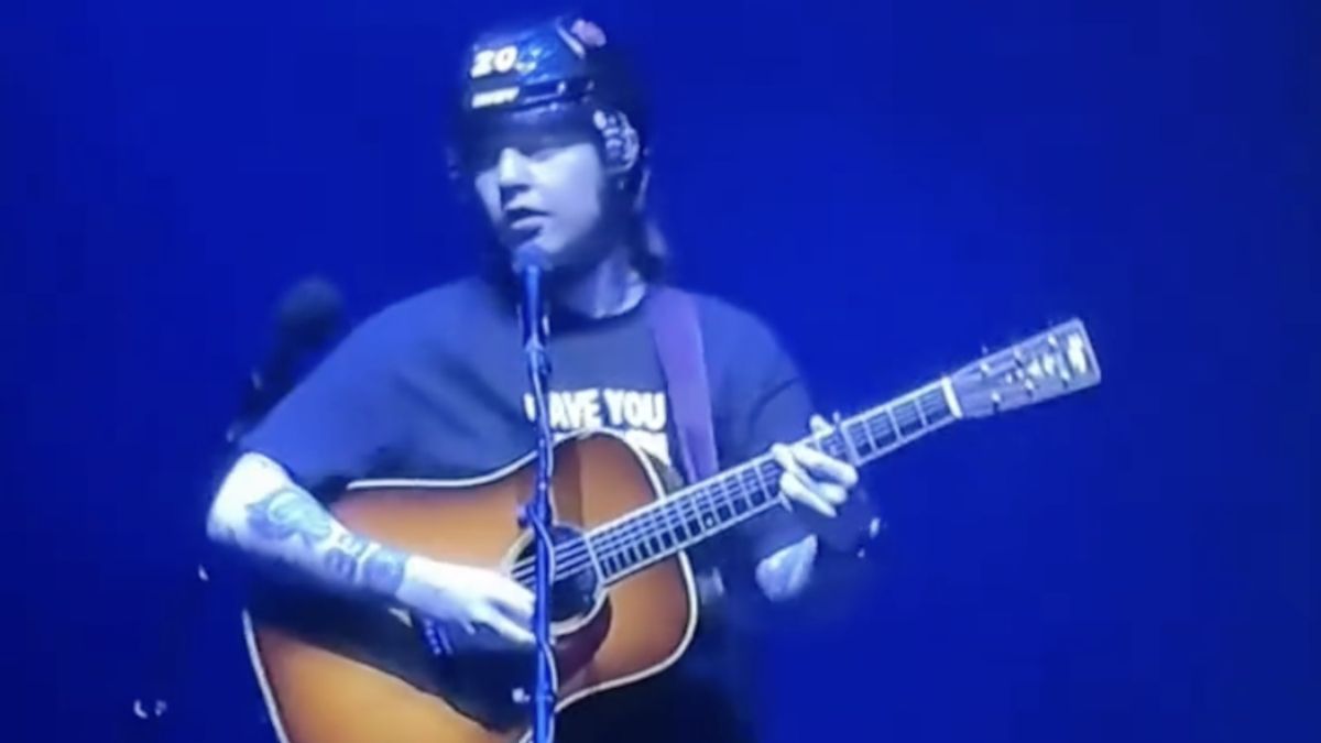 Billy Strings Wears a Helmet at Concert After Getting Hit With a Thrown Object