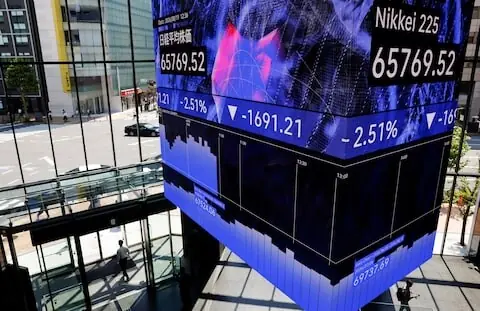 Asia shares fall on tech nerves; oil prices slip