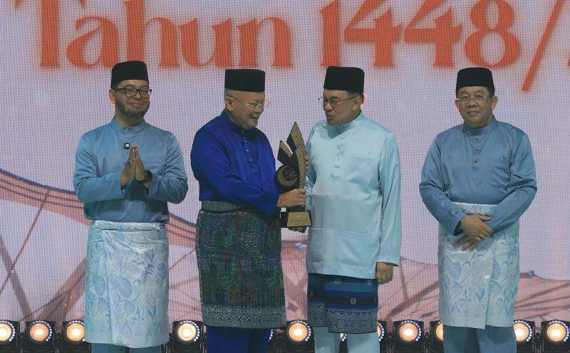 Syed Azman humbled, Ruzita champions PwD inclusion after receiving Maulidur Rasul awards