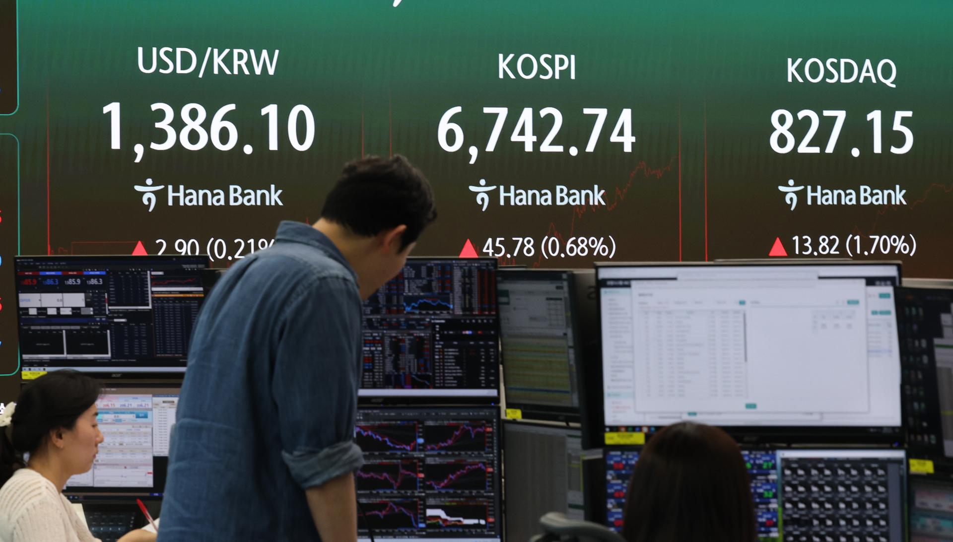 KOSPI edges higher despite US tech headwinds