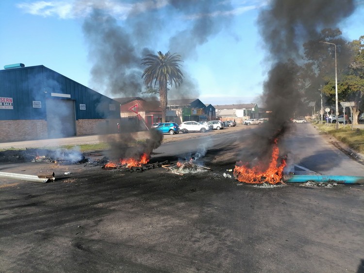Municipal workers block streets over safety concerns