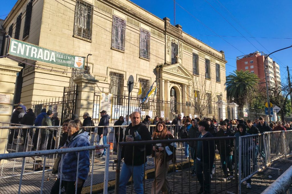 Hundreds gather to pray for work as unemployment rises under Milei