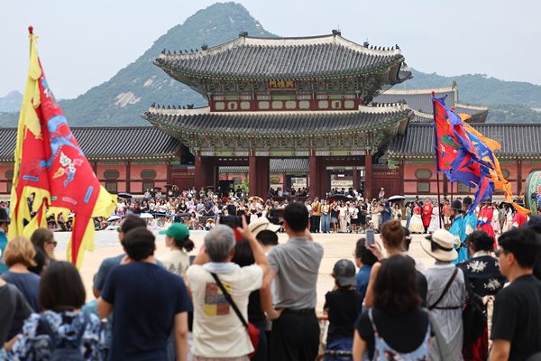 Changing of Palace Royal Guard at Gyeongbokgung Palace to Resume as Heat Wave Forecast to Ease