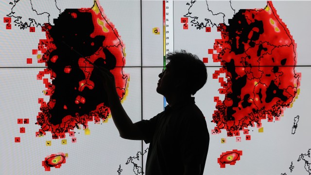 Seoul Sees Daytime High Top 40 C; Heat Wave Advisory for Capital Slips 1 Notch
