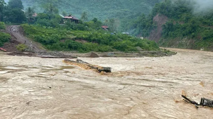 Heavy rains sweep away temporary bridges, triggering landslides in Nghe An