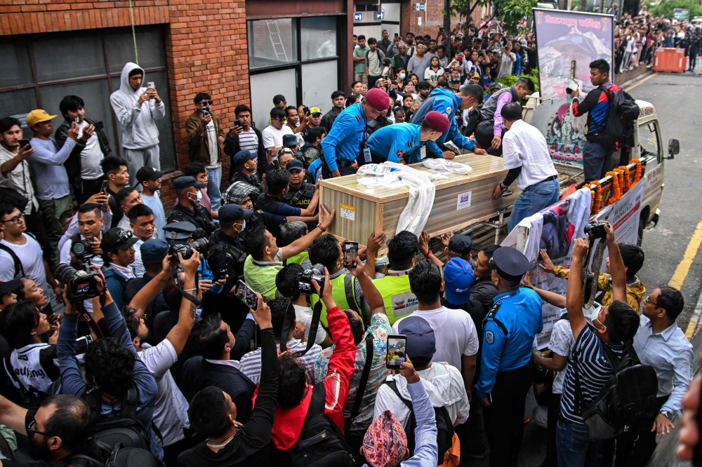 Nepal rescuers find bodies of five climbers killed last year