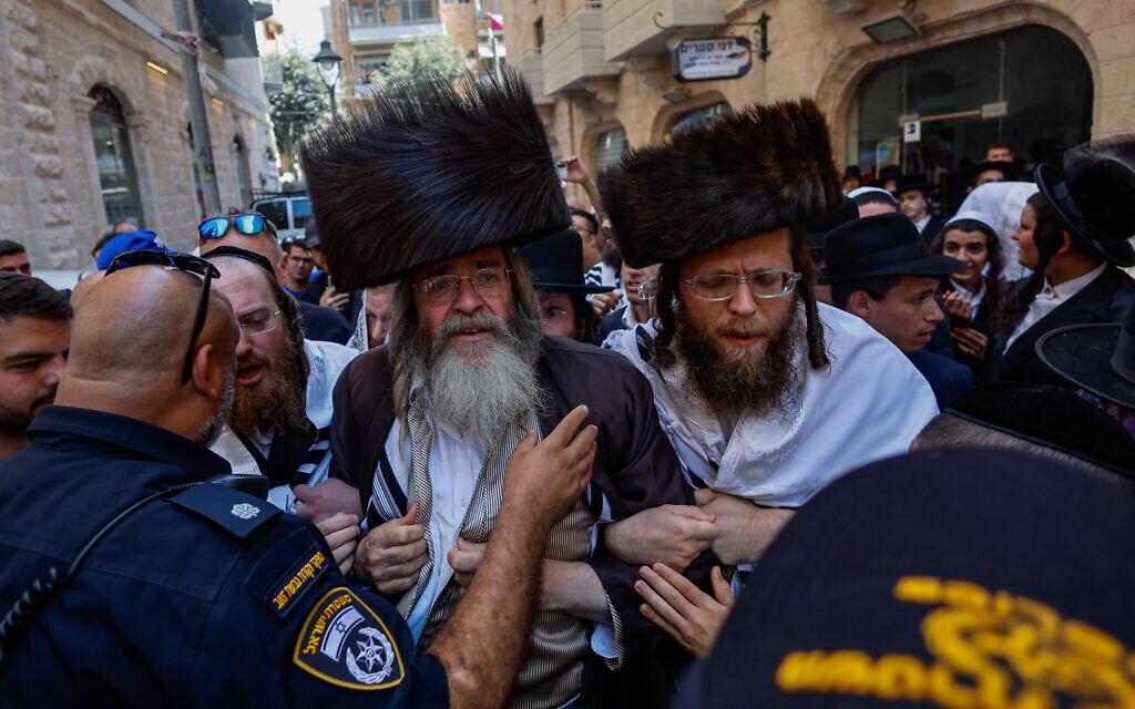 For the sixth week, Haredi protesters, police clash outside Jerusalem cafe open on Shabbat