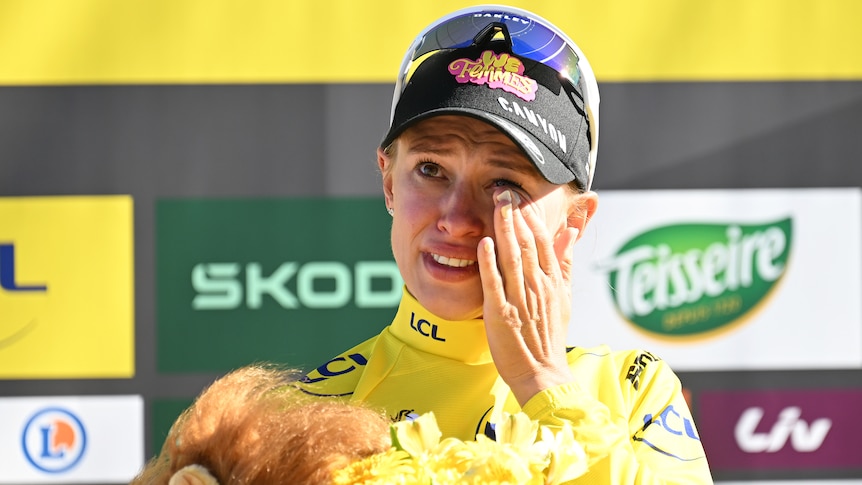 Surprise parents' visit inspires new leader in Tour de France Femmes