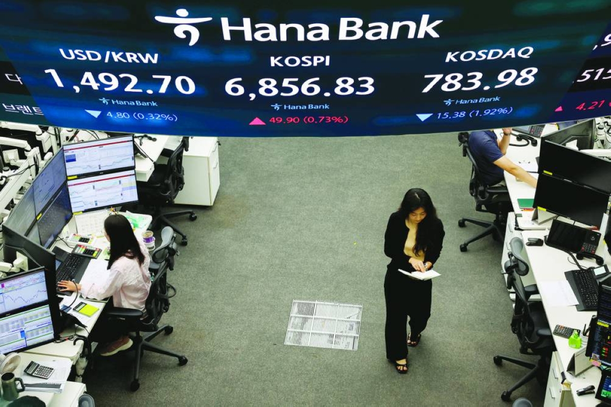 Asian stocks mostly down on fresh Hormuz worries