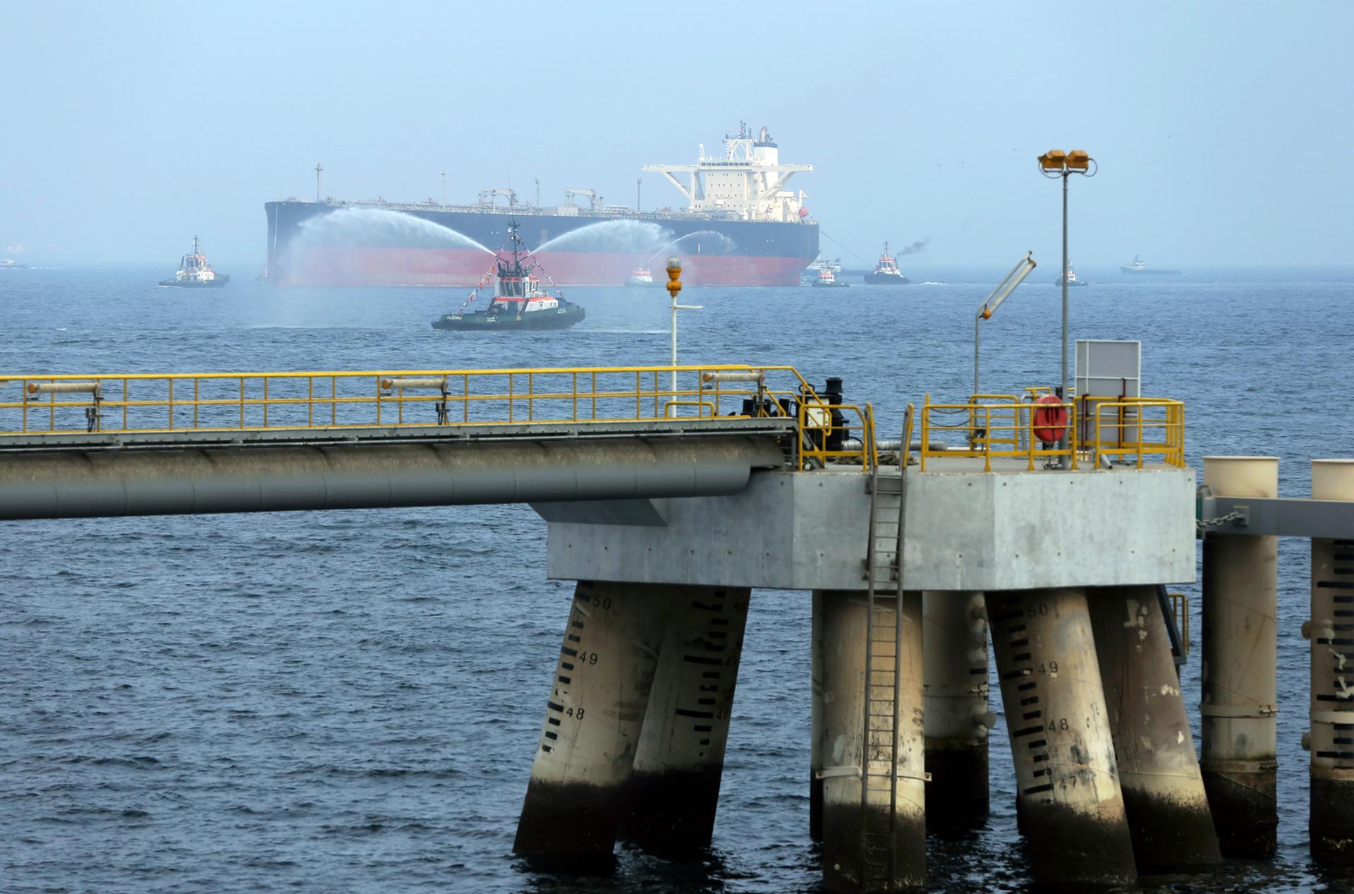 Oil falls over 4% as investors shrug off US sanctions on Iran