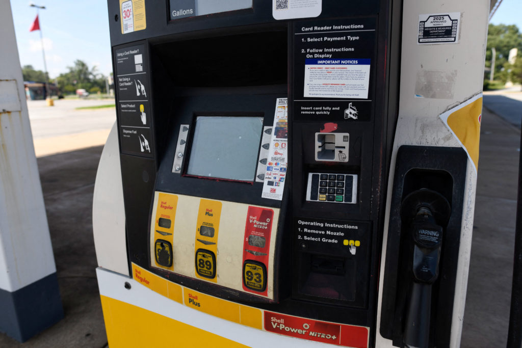With gas stuck above $4, U.S. consumer confidence falls to lowest level in 7 months