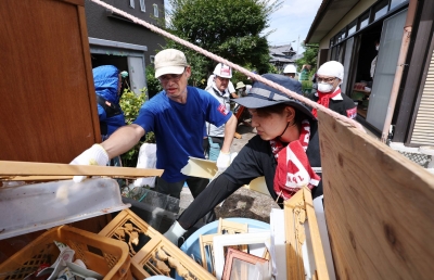 Volunteer activities fully start in quake-hit Kumamoto