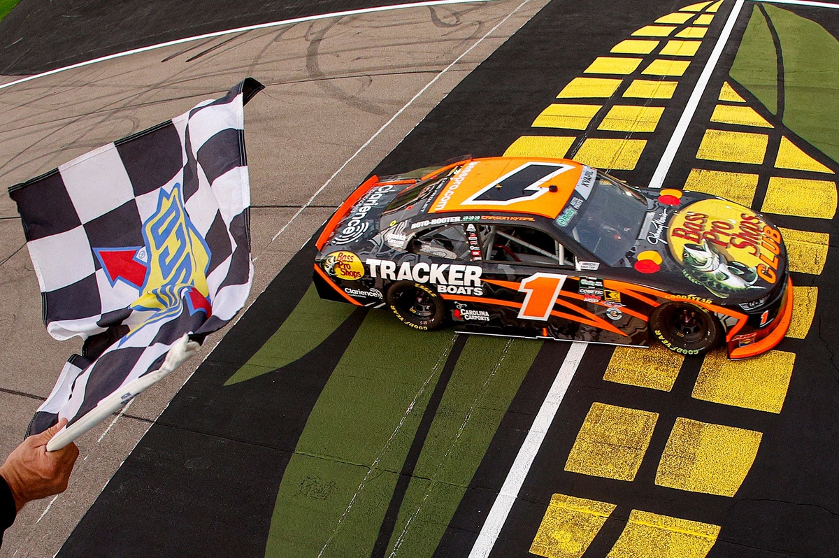 Carson Kvapil wins NASCAR O'Reilly Iowa race after chaotic overtime restart