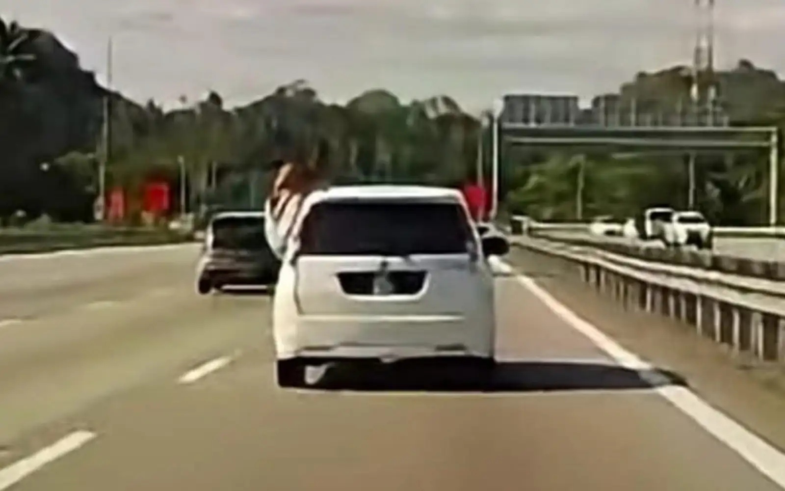 Polis kesan pemandu, penumpang Alza tular buat aksi bahaya
