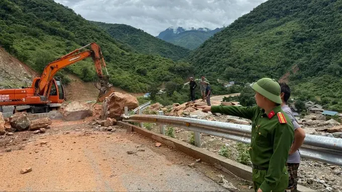 Nghe An restores traffic on Provincial Road 543D after rain-triggered landslide