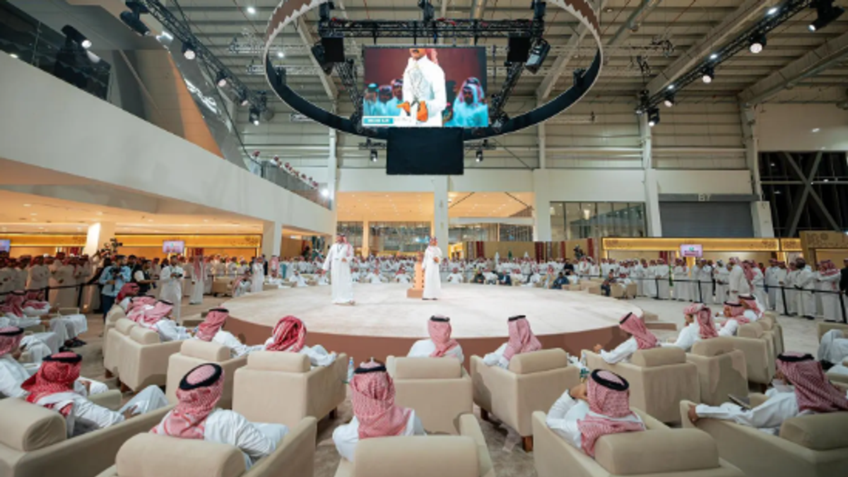 Two falcons sold for SAR 201,000 at international falconry auction
