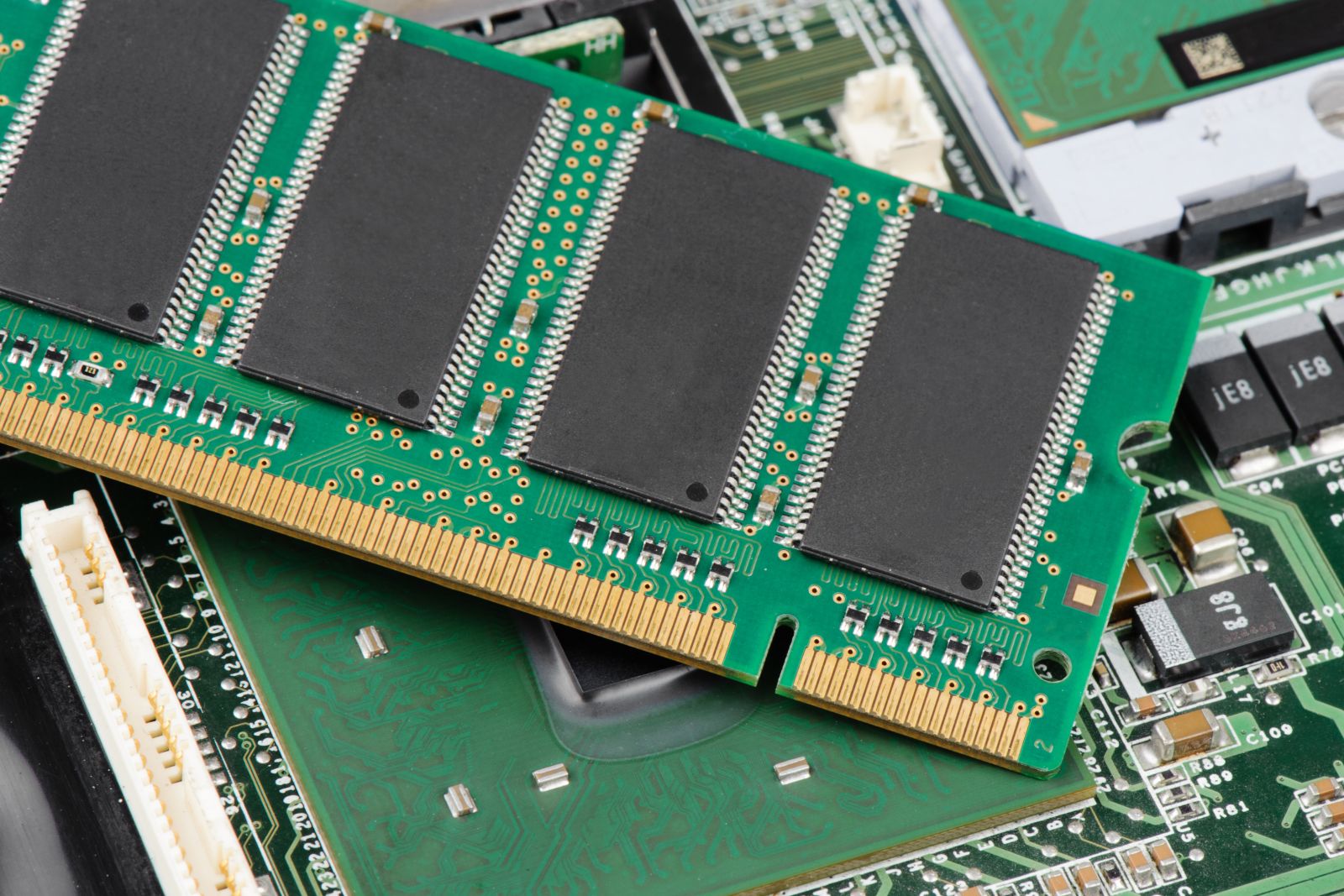 Rout in Chipmakers Weighs on Broader Market