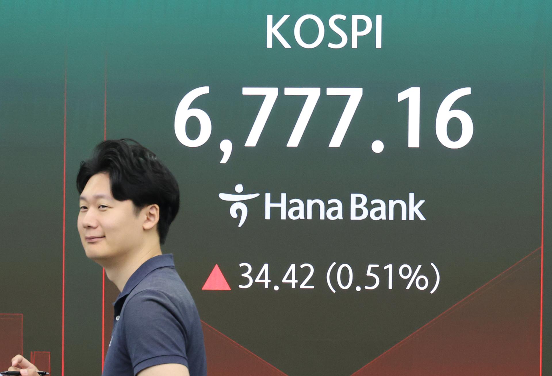 Seoul stocks open tad lower ahead of Nvidia earnings