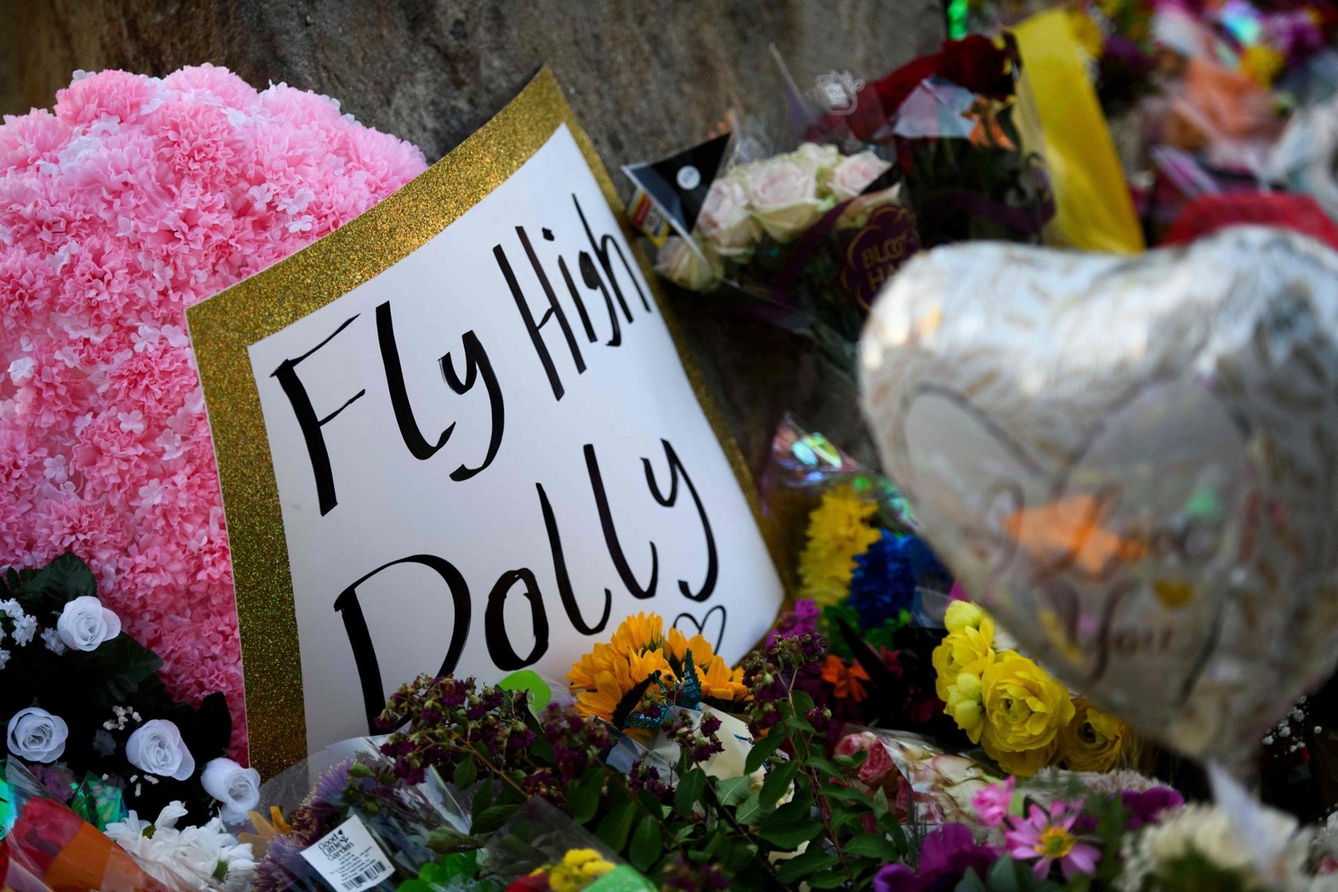 Tributes pour in for Dolly Parton — even in divided America
