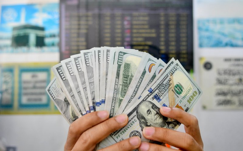 Dollar moves in a narrow range ahead of inflation data, Jackson Hole