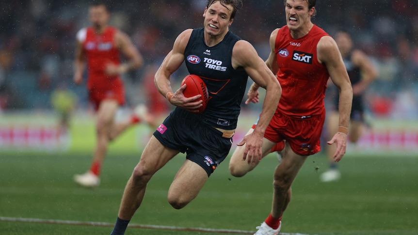 Live: Giants defender cops rib injury in wet-weather slugfest against Suns