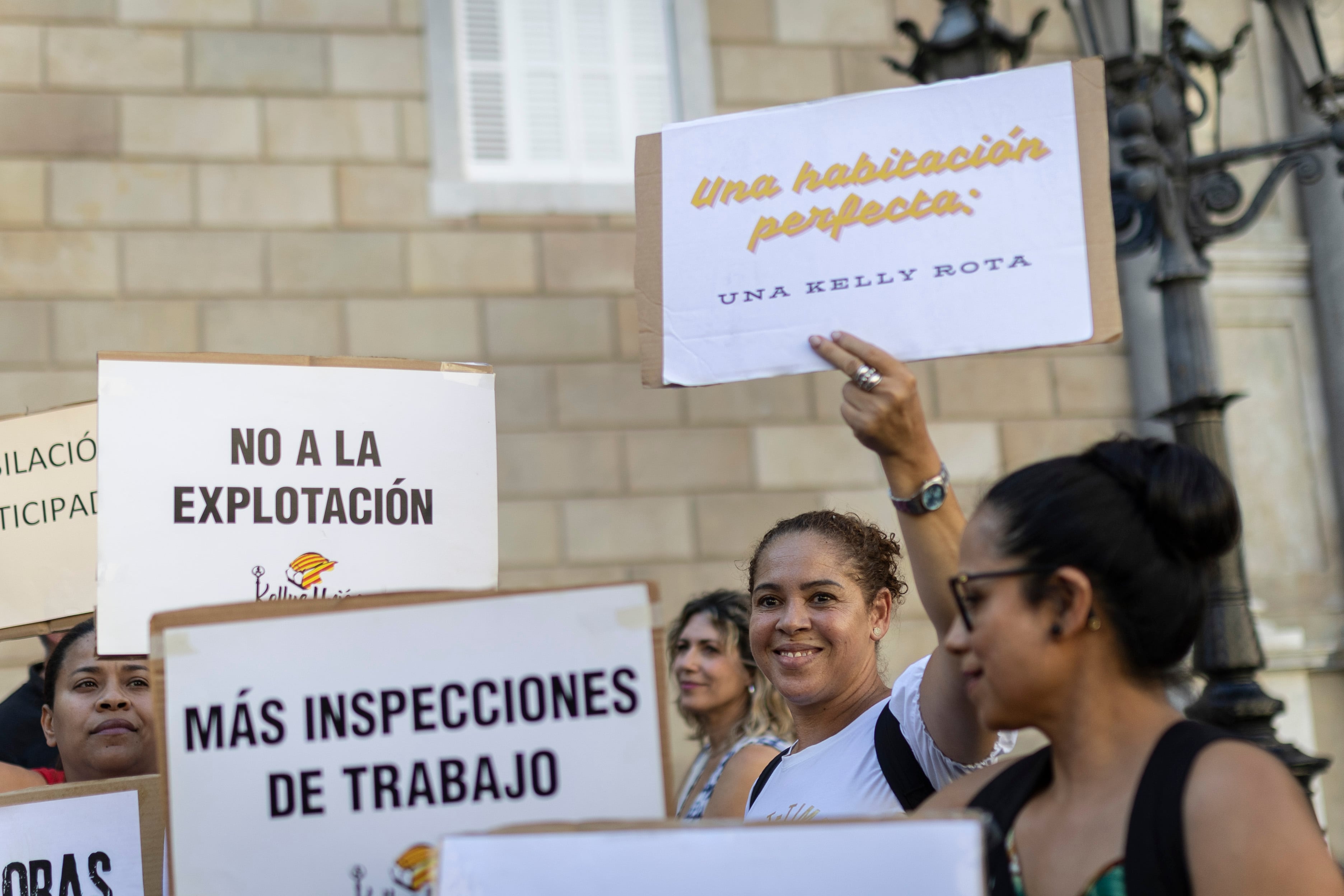 Las ‘kellys’ de los hoteles denuncian que el trabajo les cuesta la salud: “Comenzamos el día con café, seguimos con Nolotil y acabamos con relajantes musculares”