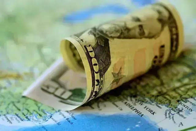 Dollar moves in a narrow range ahead of inflation data, Jackson Hole