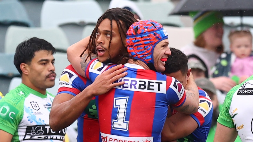 Live: Knights make lightning start in the wet against the Raiders