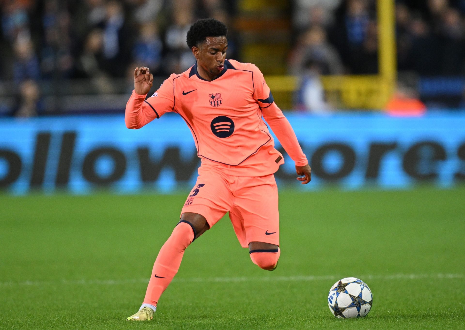 Barcelona will not force exit-linked defender out despite growing Manchester United interest