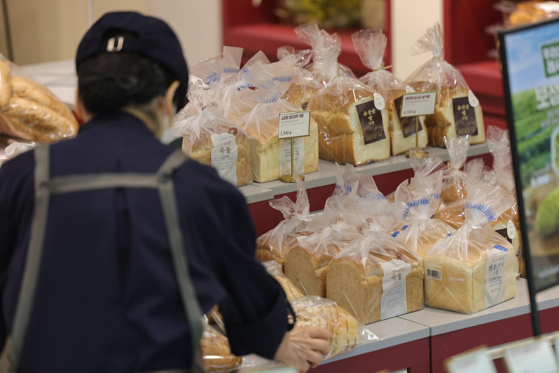 'Breadflation' hits consumers as bakery chains hike prices