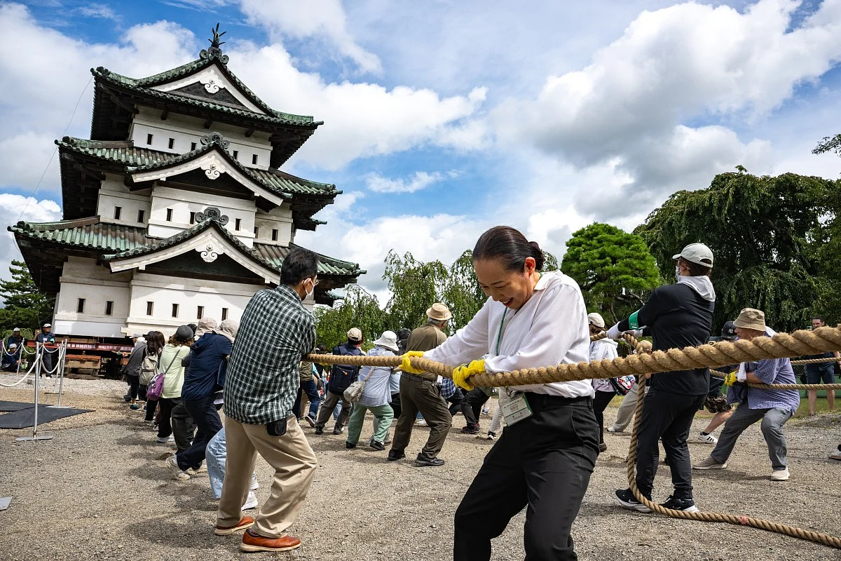1,000 people pull historic Japanese castle into place