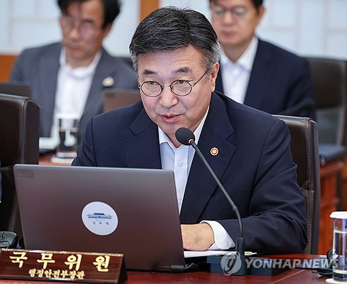 Interior minister apologizes over police mishandling of missing person case in Jeju