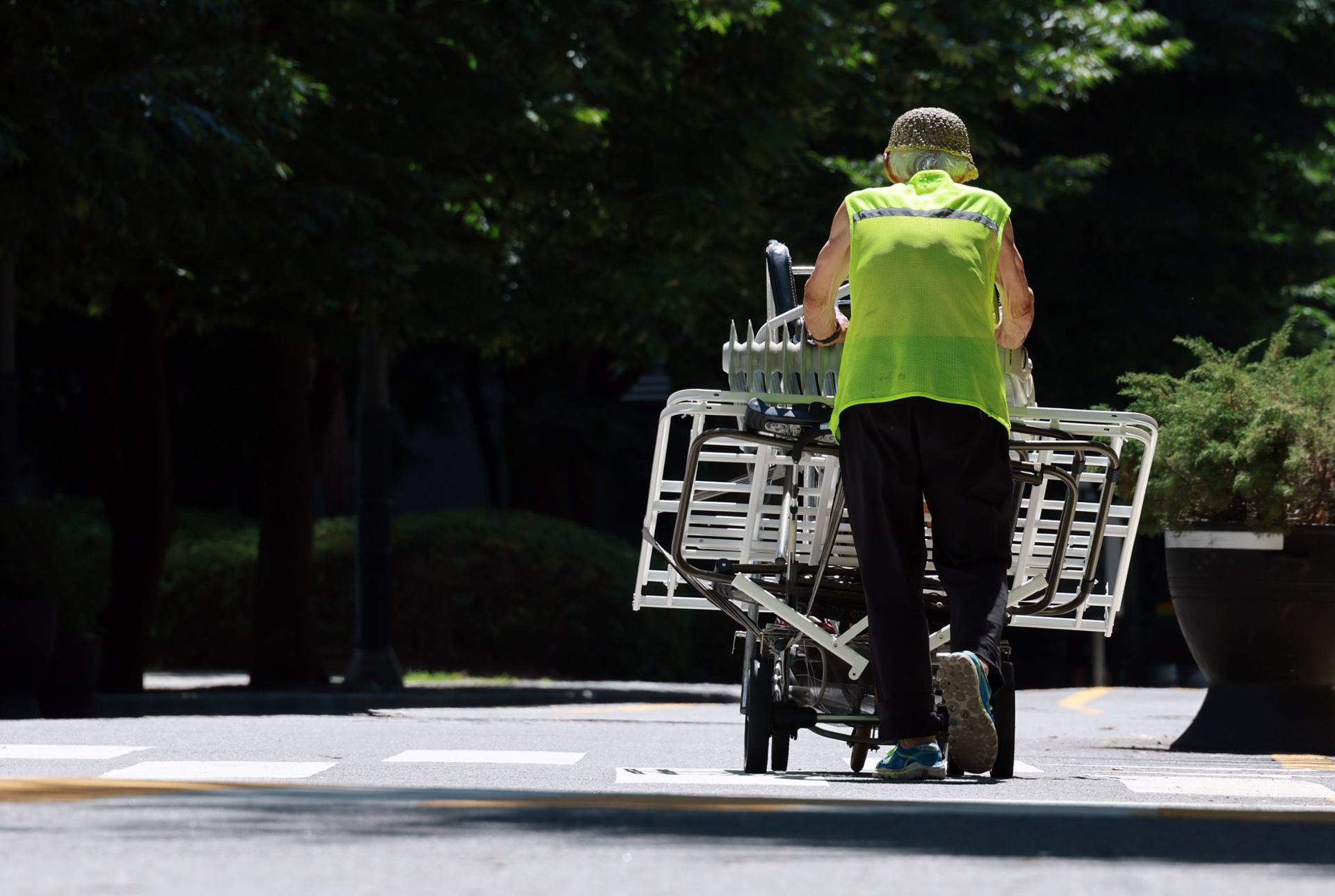 Gov't calls for better protection for vulnerable workers amid heat wave