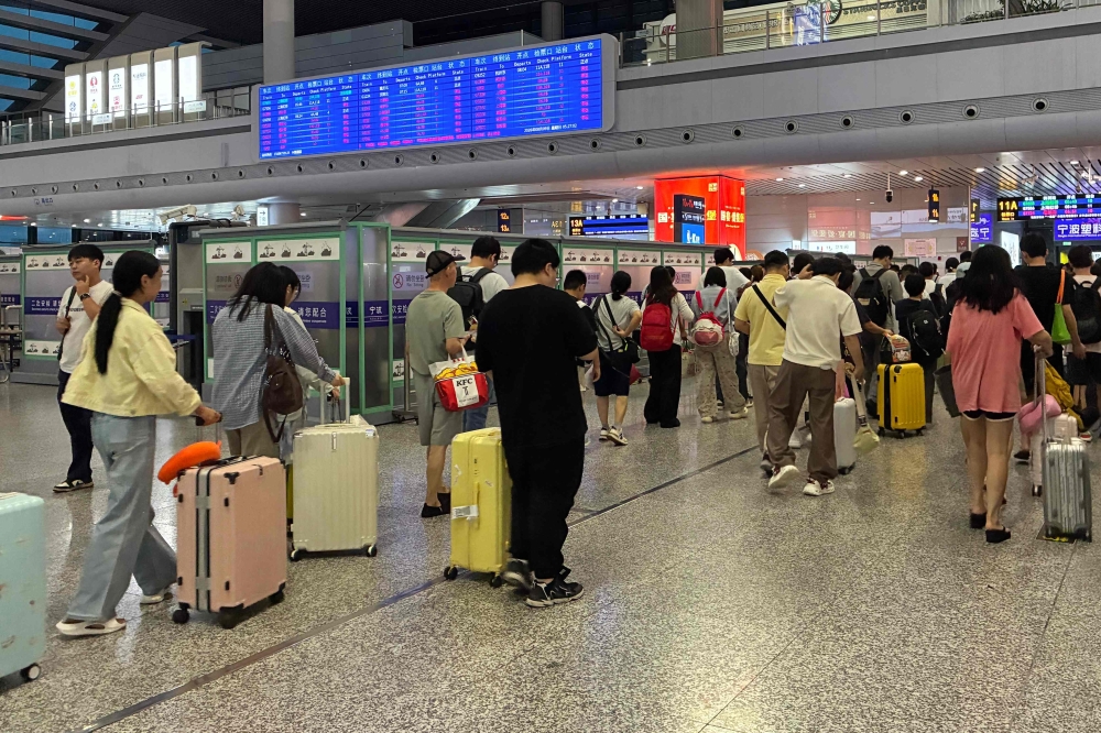 Typhoon Dolphin bears down on China, cancelling more than 1,000 flights