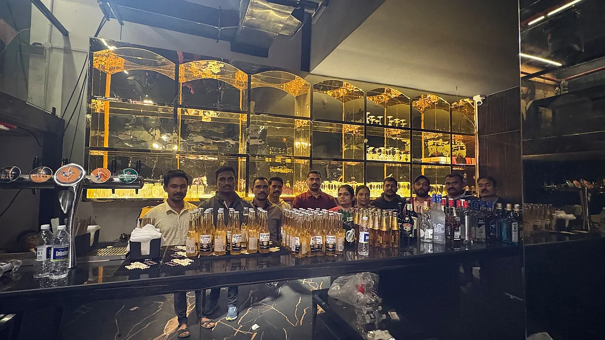 WATCH: Pune Crime Branch Raids The Houz Commune Bar At 3 AM In Viman Nagar, 100 People Found Partying Beyond Permitted Hours