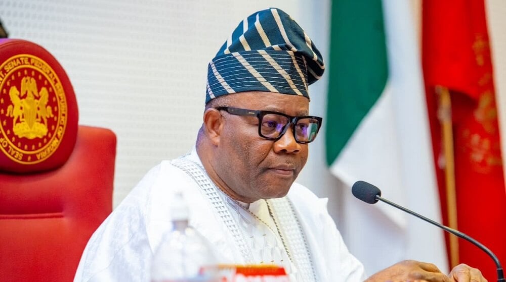 Akpabio mourns veteran journalist, Dotun Oladipo