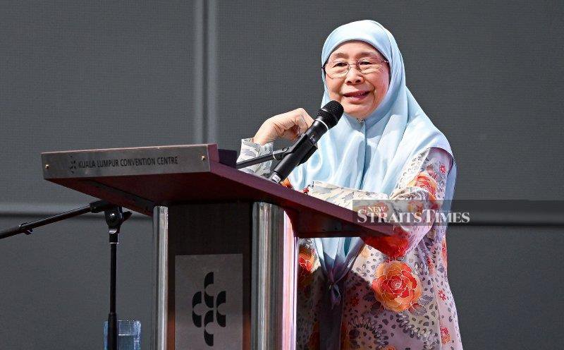 Expand second-career opportunities for veterans, Wan Azizah urges private sector