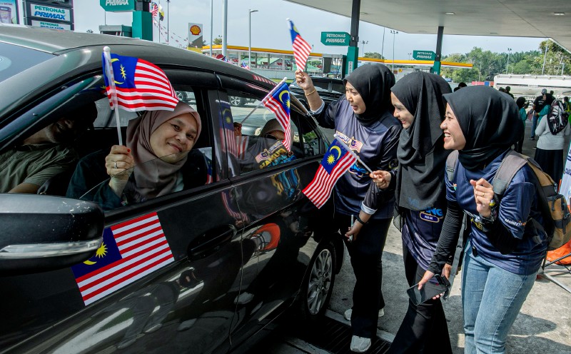 3,000 vehicles get Jalur Gemilang magnets nationwide