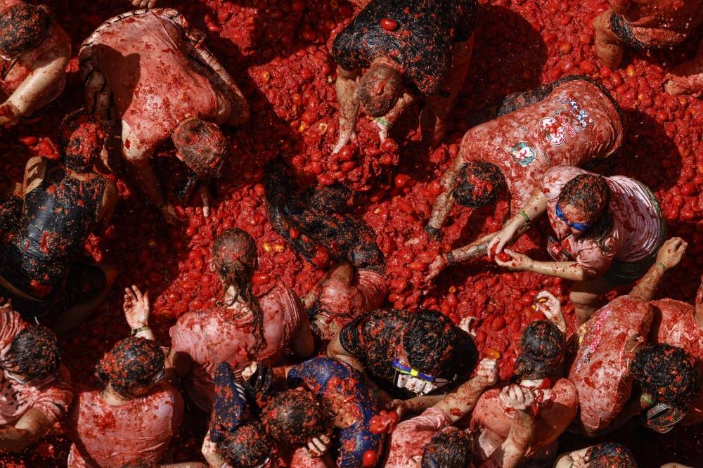22,000 tomato chuckers turn Spanish town into pulpy red battlefield