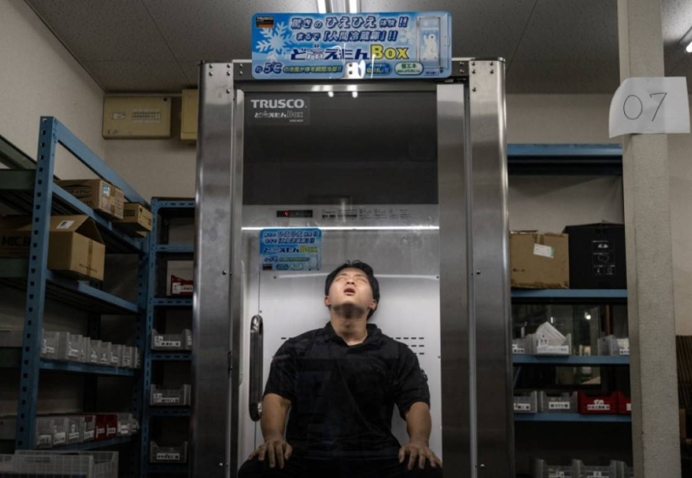 Cool Japan: Human fridge chills workers in heat