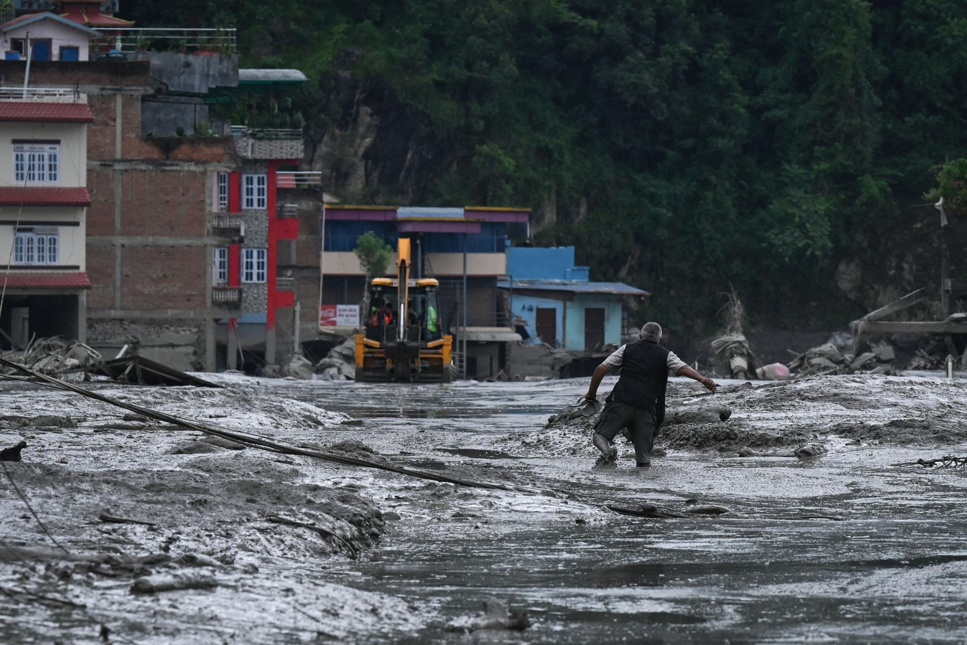 9 Koreans remain missing in Nepal floods; gov't team to be dispatched