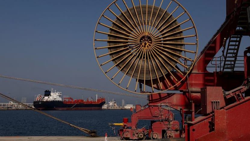 Oil prices extend losses on expectations talks to ease Middle East supply woes